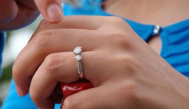 Кольцо с тремя бриллиантами — означает ли оно предложение выйти замуж?